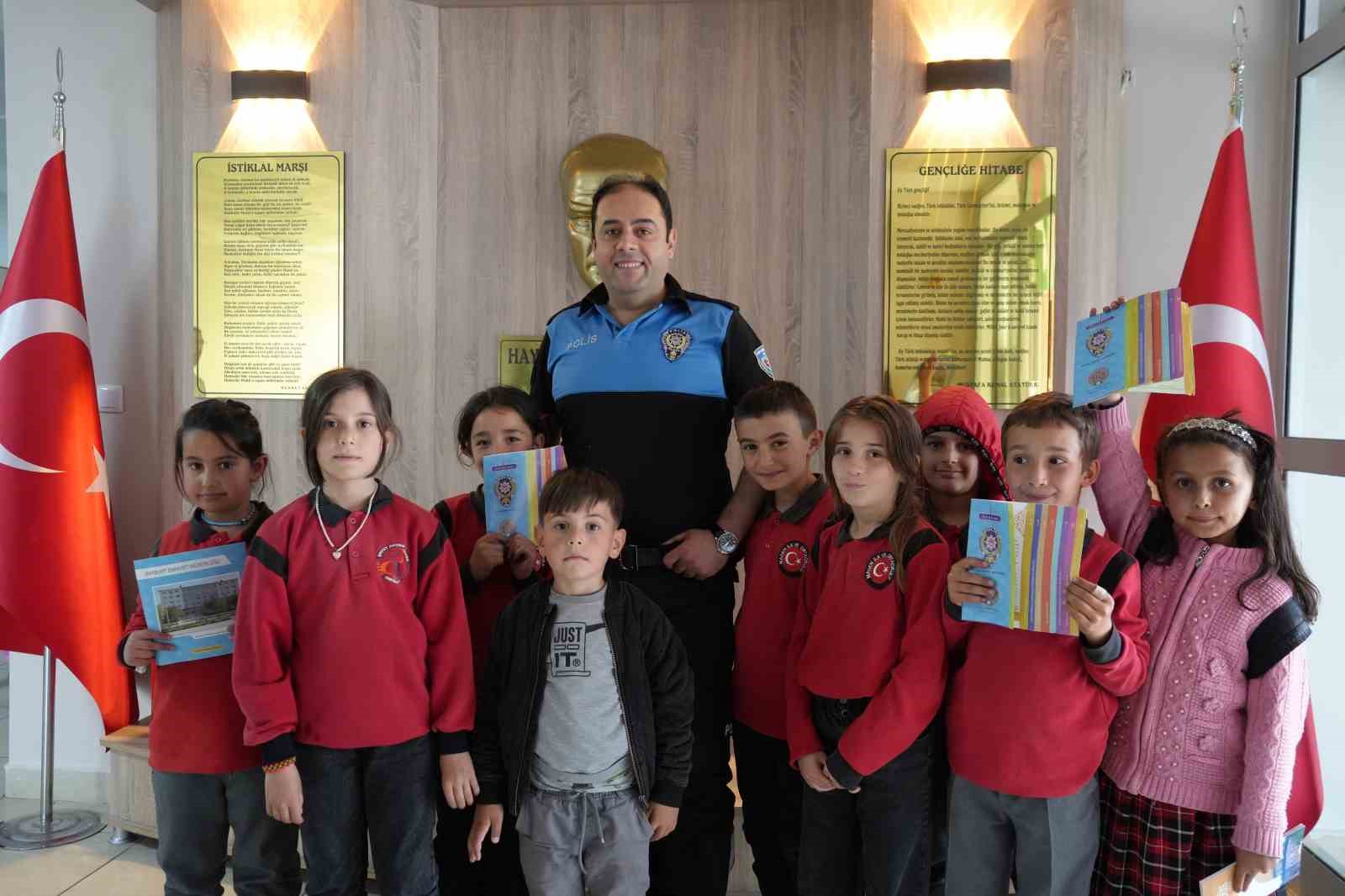 Bayburt polisi &ouml;ğrencileri bilgilendirmeye devam ediyor

