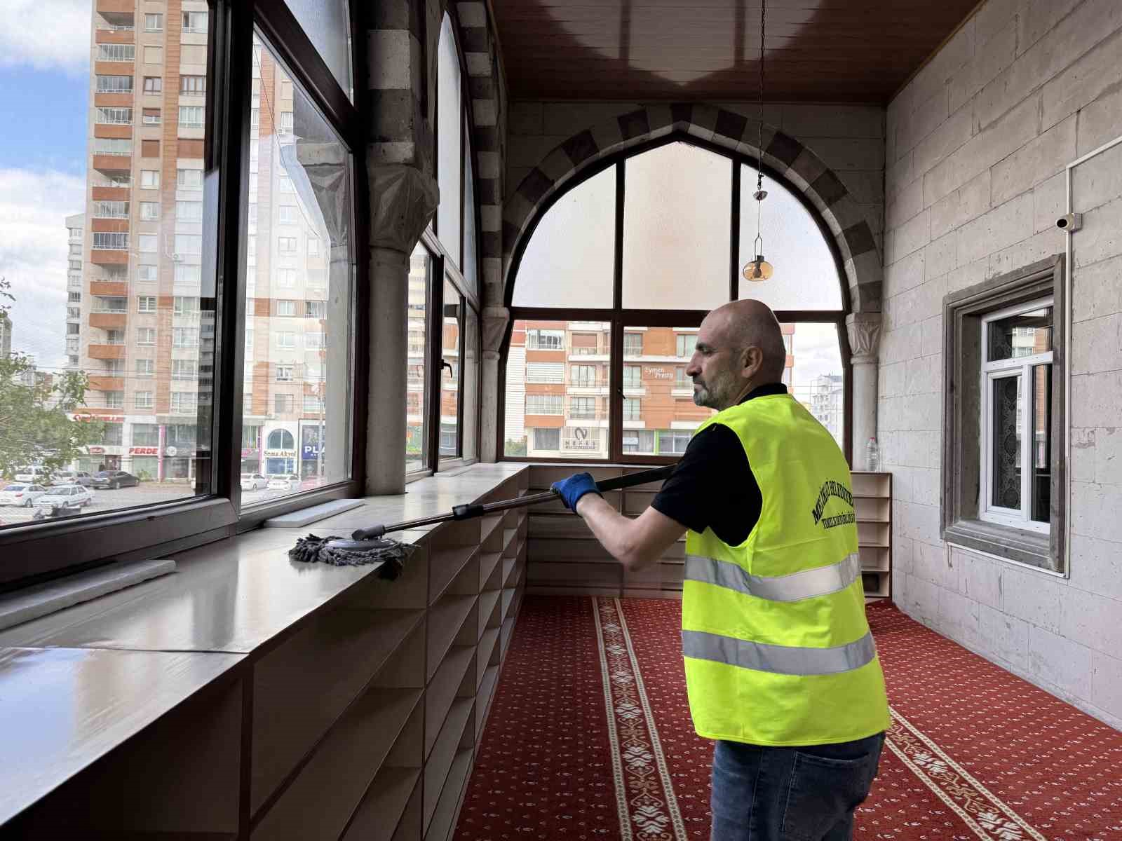 Melikgazi Belediyesi’nden bayram öncesi kapsamlı cami ve mezarlık temizliği