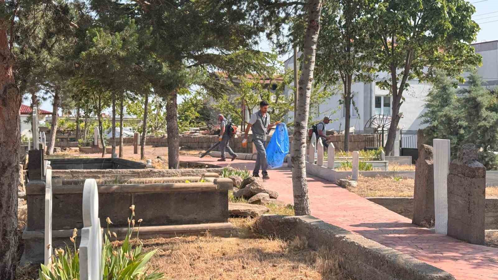 Melikgazi Belediyesi’nden bayram öncesi kapsamlı cami ve mezarlık temizliği