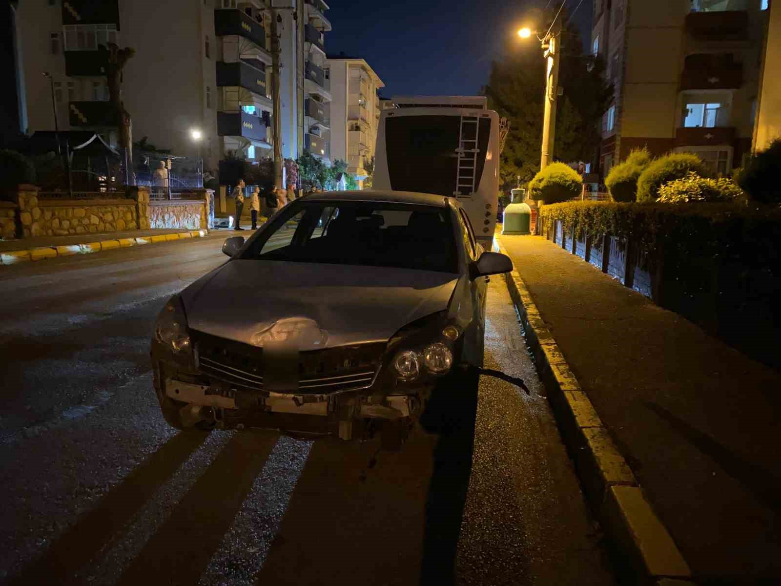 Otomobil kazasında kapılar sıkıştı, yolcuları vatandaşlar kurtardı