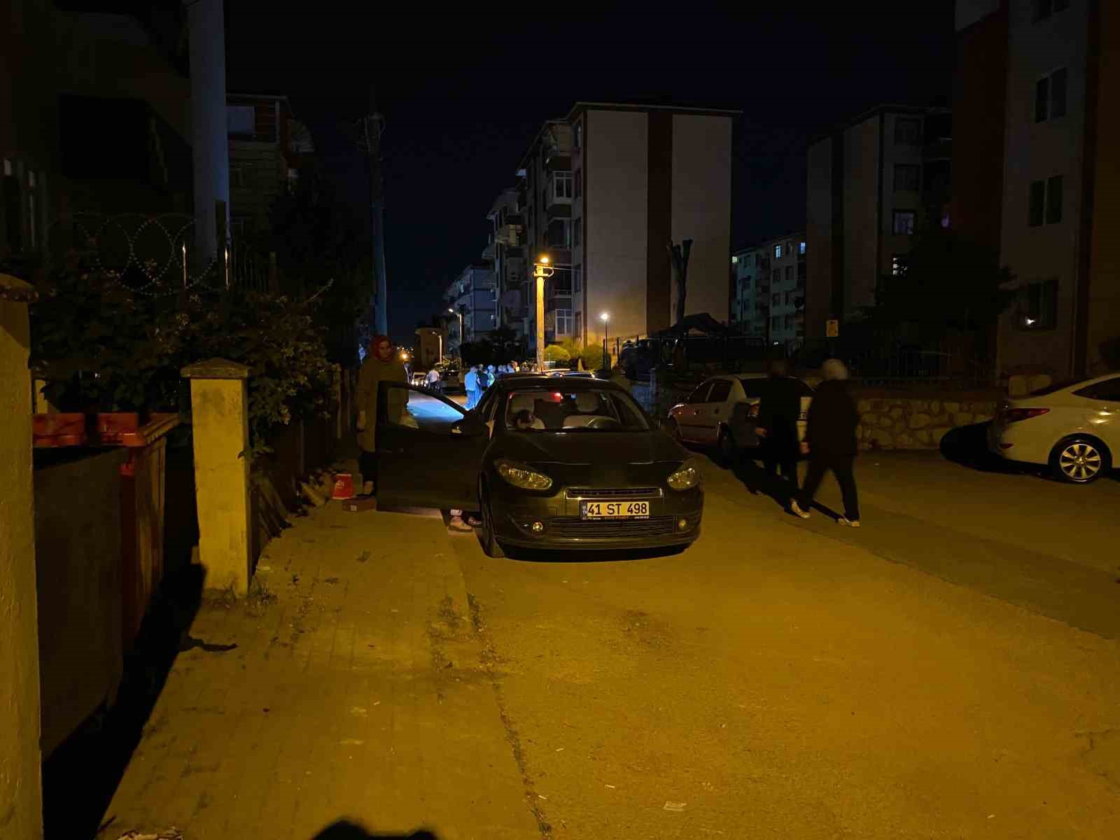 Otomobil kazasında kapılar sıkıştı, yolcuları vatandaşlar kurtardı