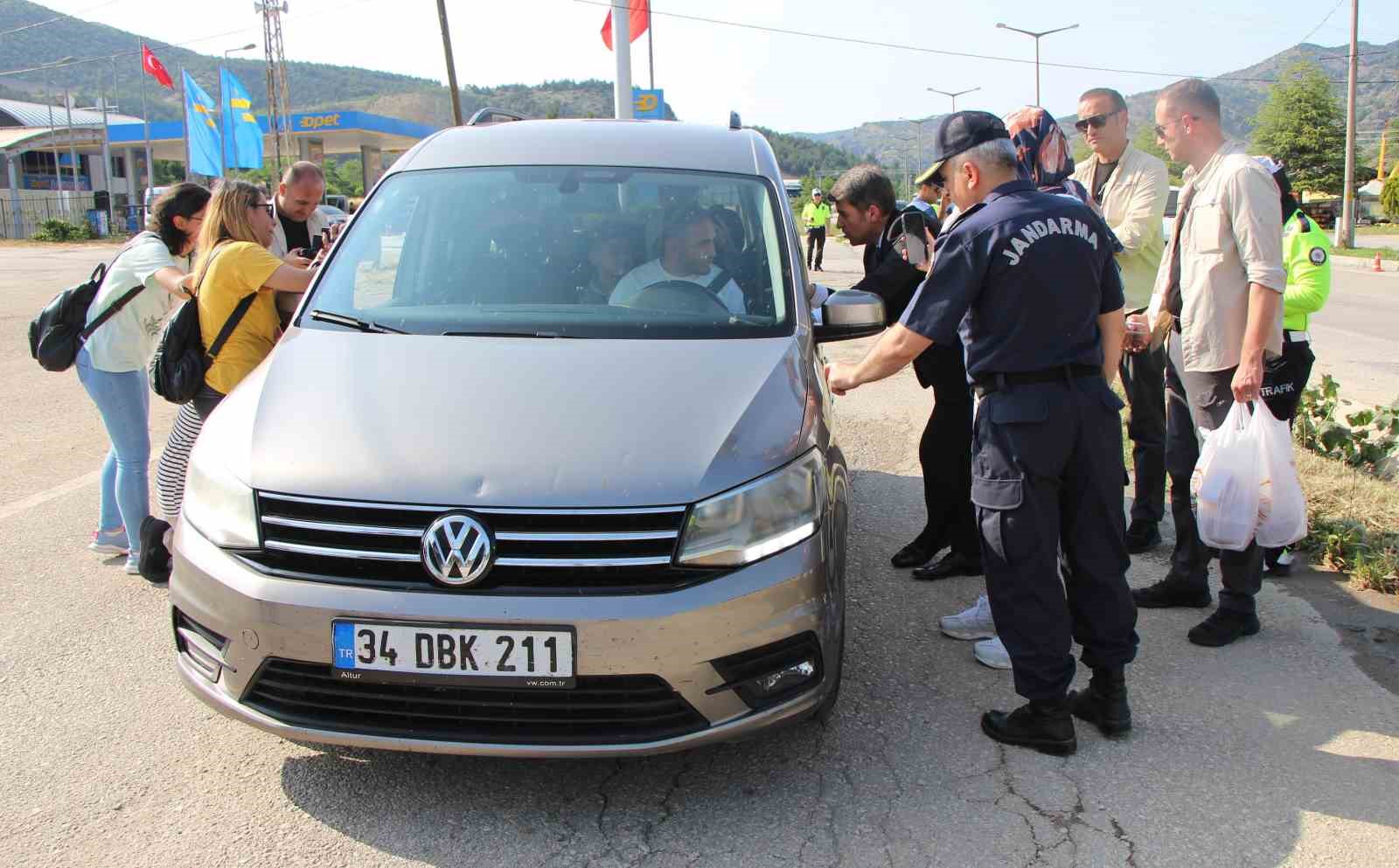 Bayram için yola çıkan sürücülere Amasya çöreği jesti