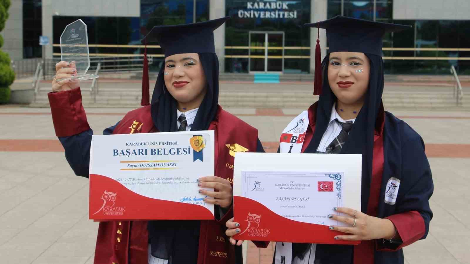 Faslı ikizler üniversiteyi dereceyle bitirdiler