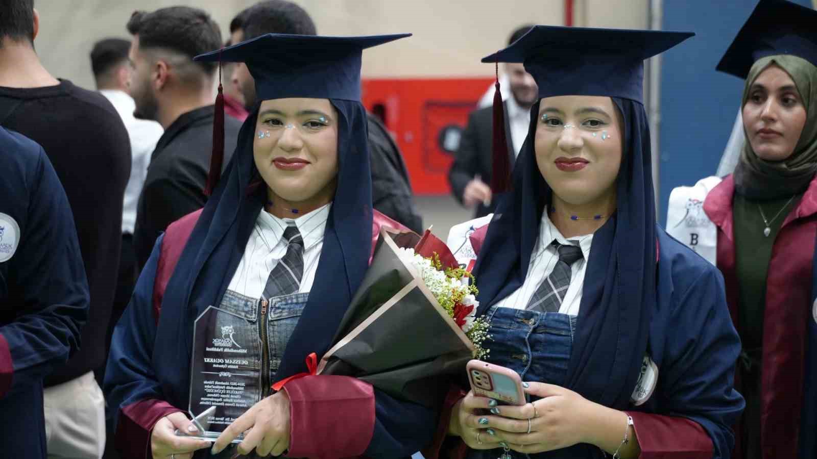 Faslı ikizler &uuml;niversiteyi dereceyle bitirdiler
