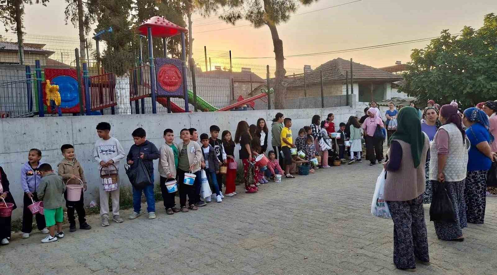 Sarıgöl’de arife geleneği çocukları sevindirdi