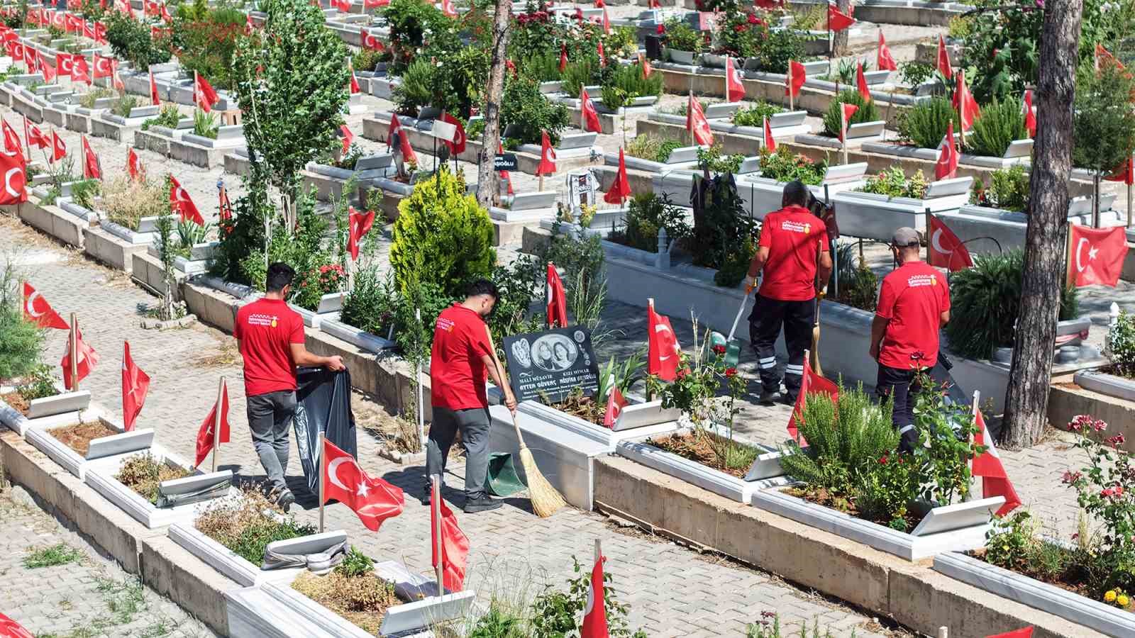 Kahramanmaraş’ta mezarlıklar bayrama hazır
