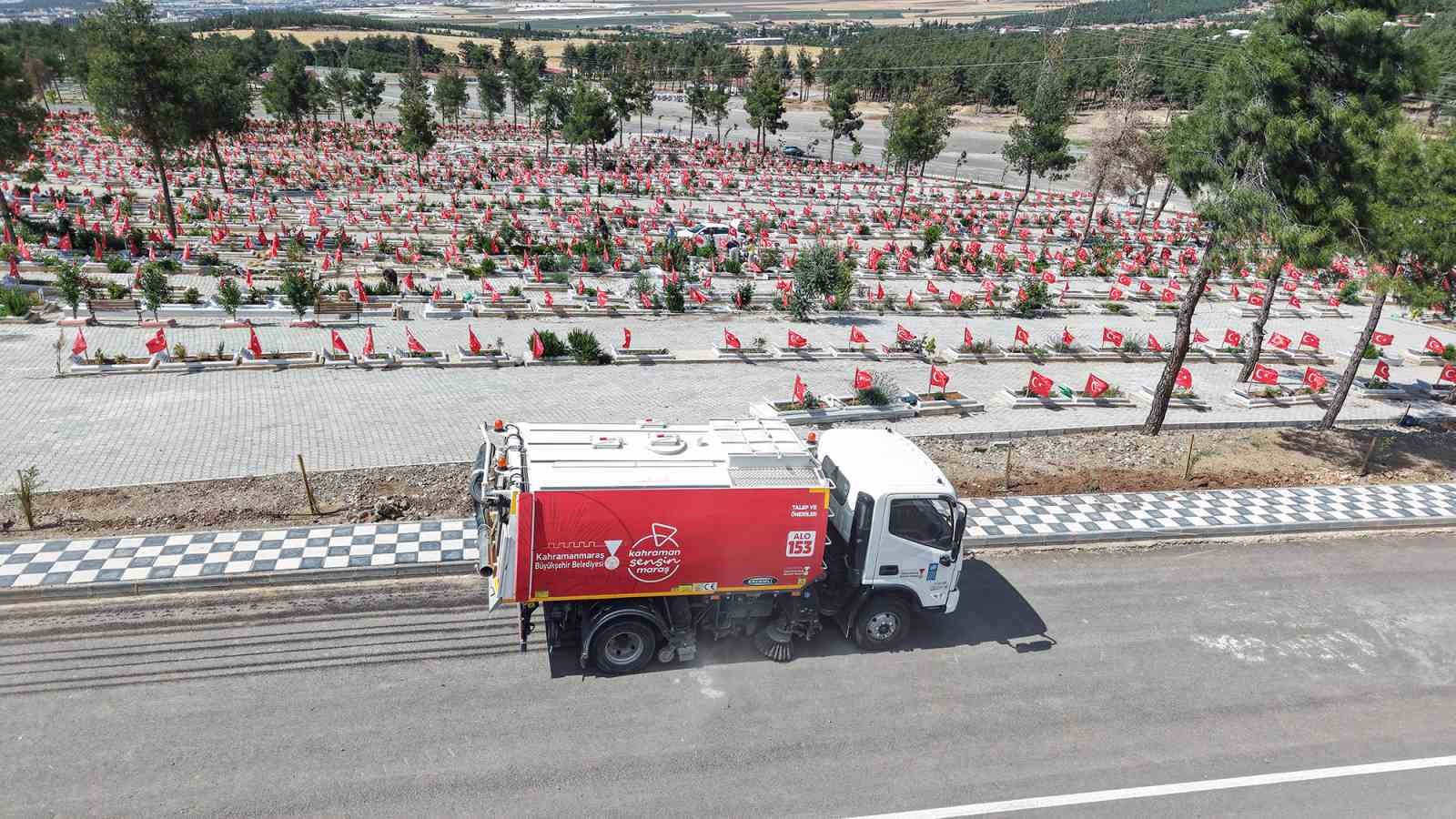 Kahramanmaraş’ta mezarlıklar bayrama hazır
