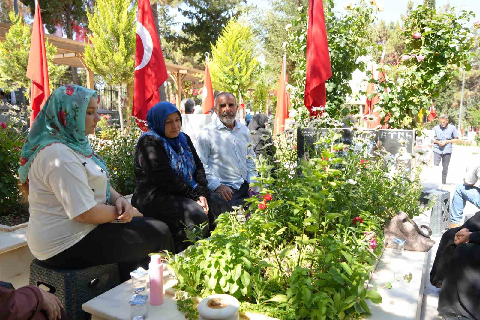 Gaziantep’te mezarlıklar ve şehitlikler Arefe günü doldu taştı