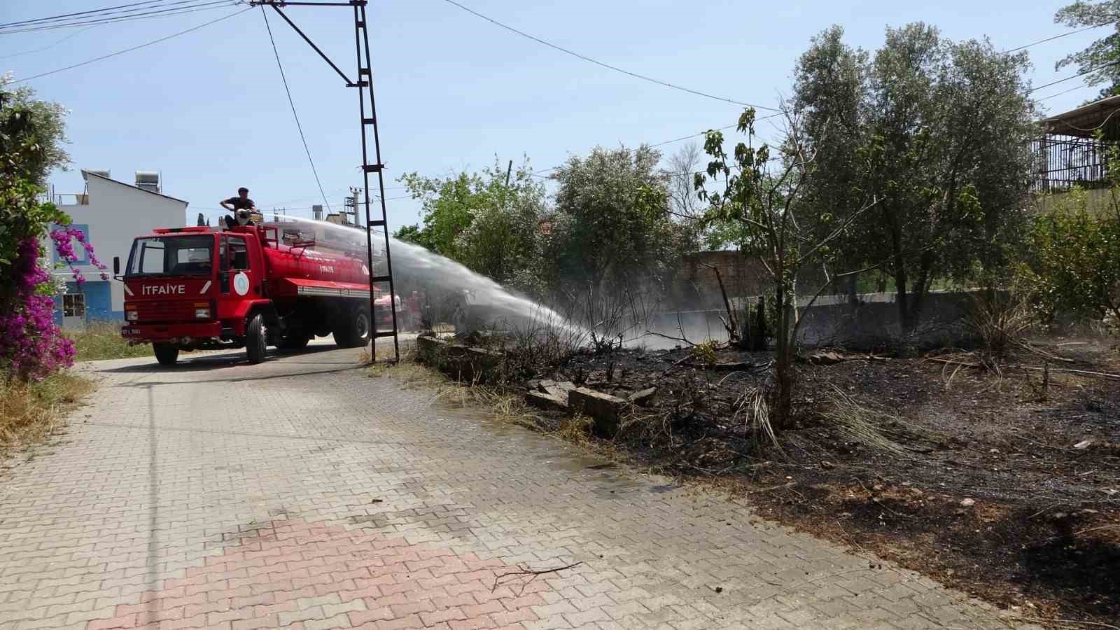 Manavgat’ta araçtan atılan sigara bahçede yangın çıkardı