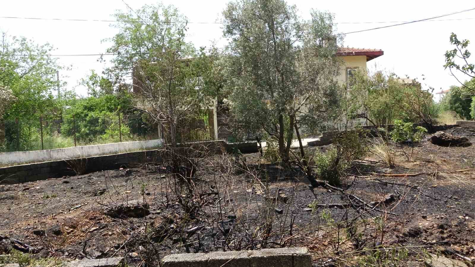 Manavgat&rsquo;ta ara&ccedil;tan atılan sigara bah&ccedil;ede yangın &ccedil;ıkardı

