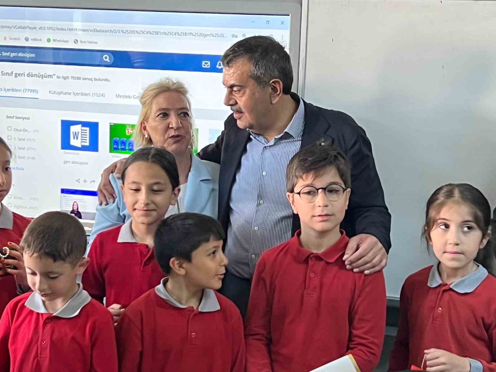 Milli Eğitim Bakanı Tekin’den okula sürpriz bayram ziyareti