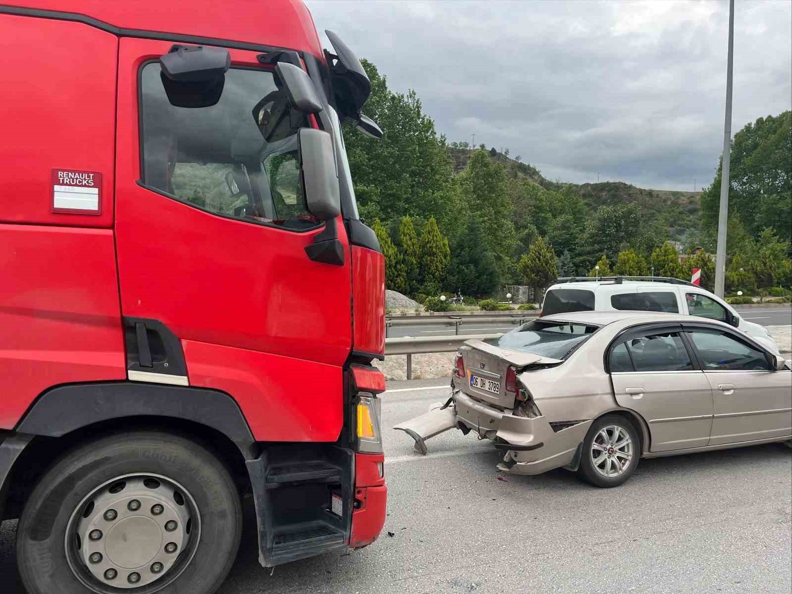 Tır otomobile arkadan &ccedil;arptı, 2&rsquo;i &ccedil;ocuk 3 kişi yaralandı
