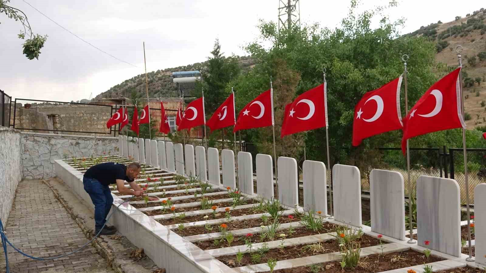 Mardin’de bayram öncesi şehit kabirlerine bakım yapıldı