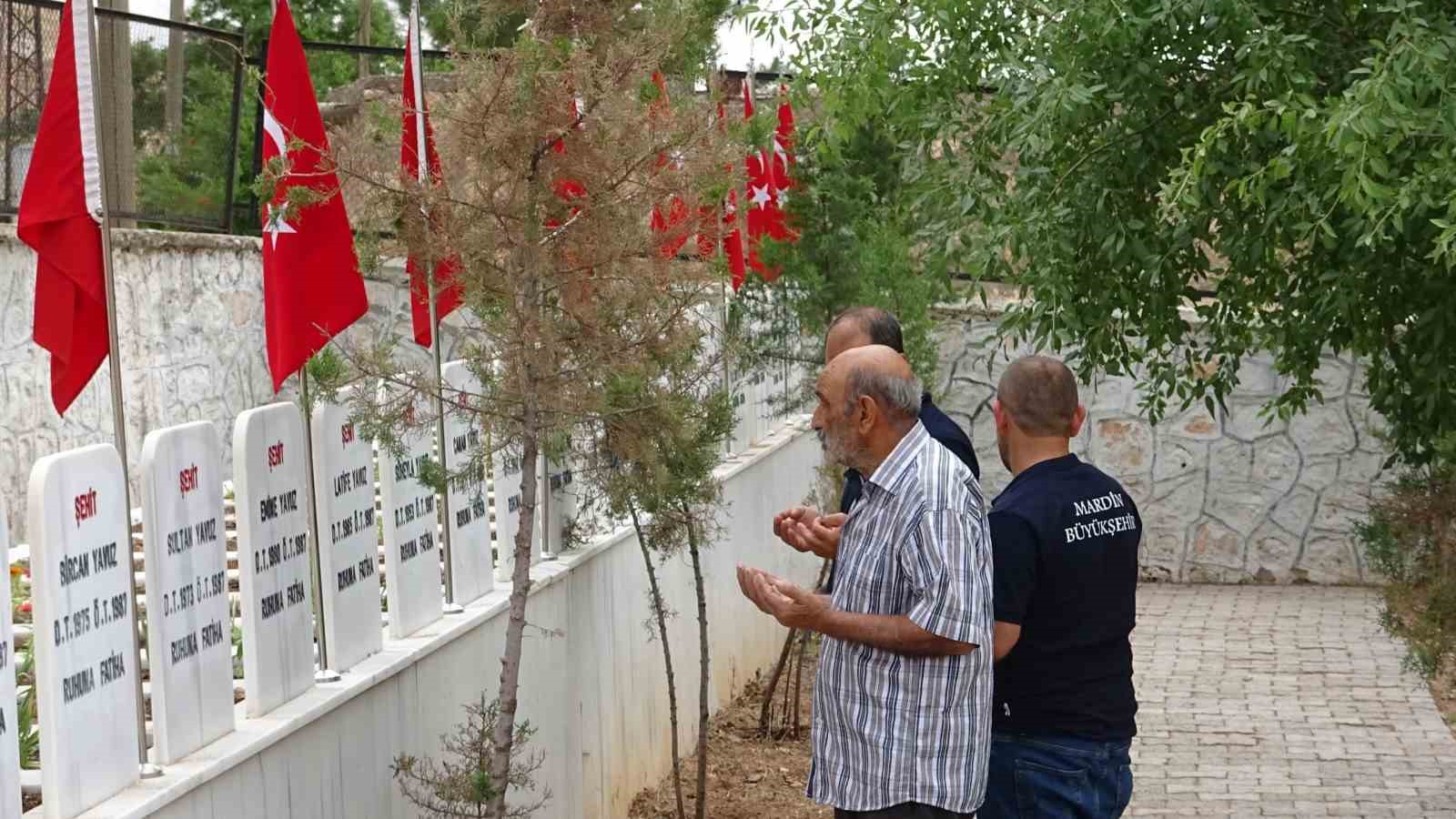 Mardin’de bayram öncesi şehit kabirlerine bakım yapıldı
