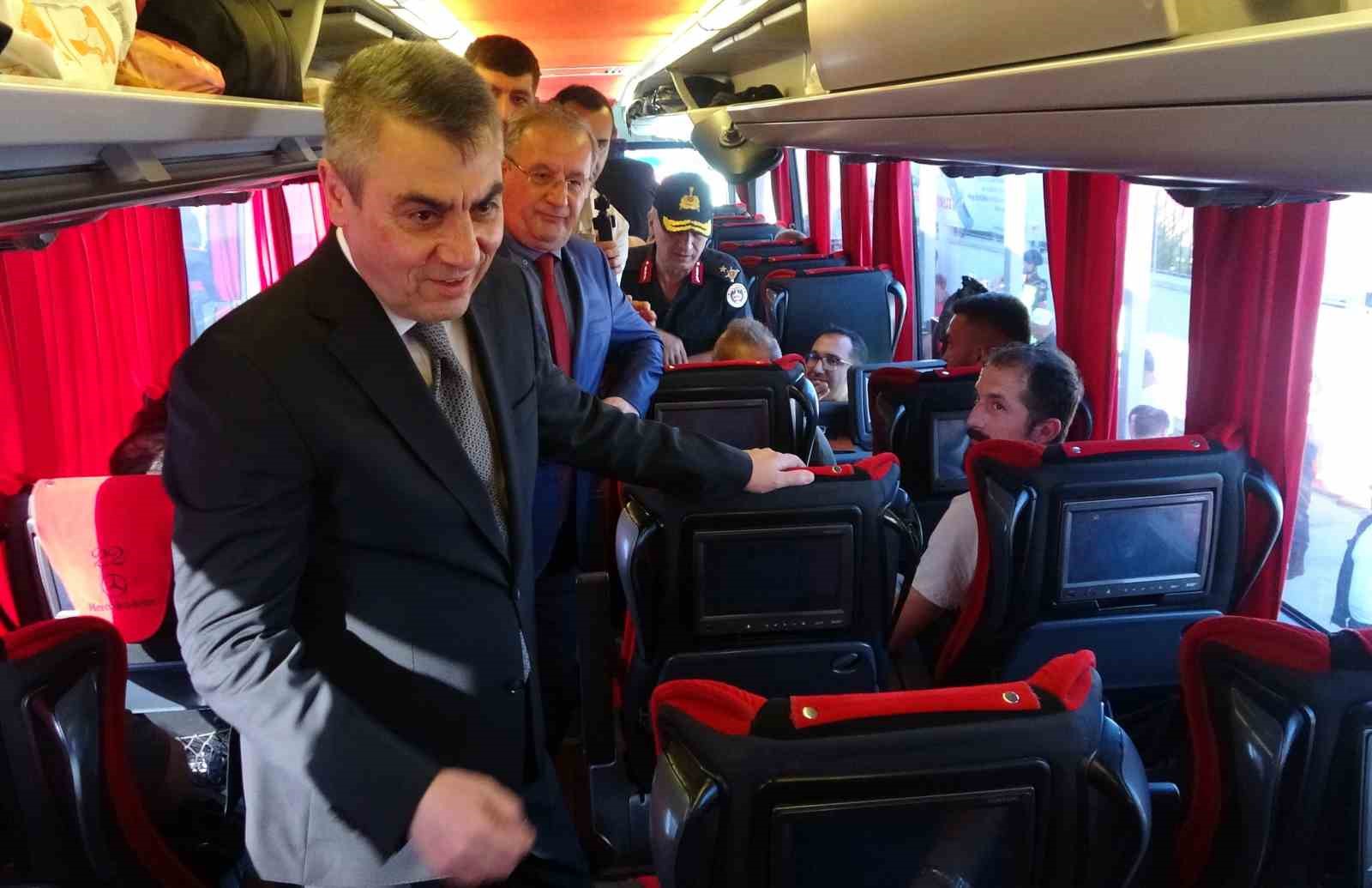 Vali yolcuları tebrik etti, ceza yiyen otobüsün sürücüsünü uyardı