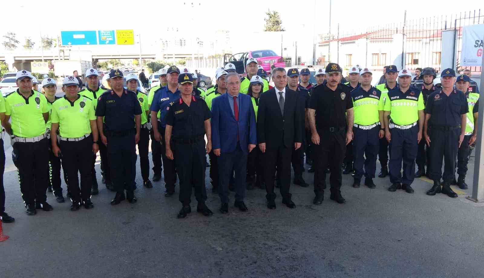 Vali yolcular tebrik etti, ceza yiyen otobsn srcsn uyard
