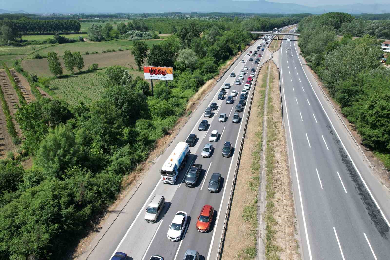 Otoyolda trafik zaman zaman durma noktasına geldi
