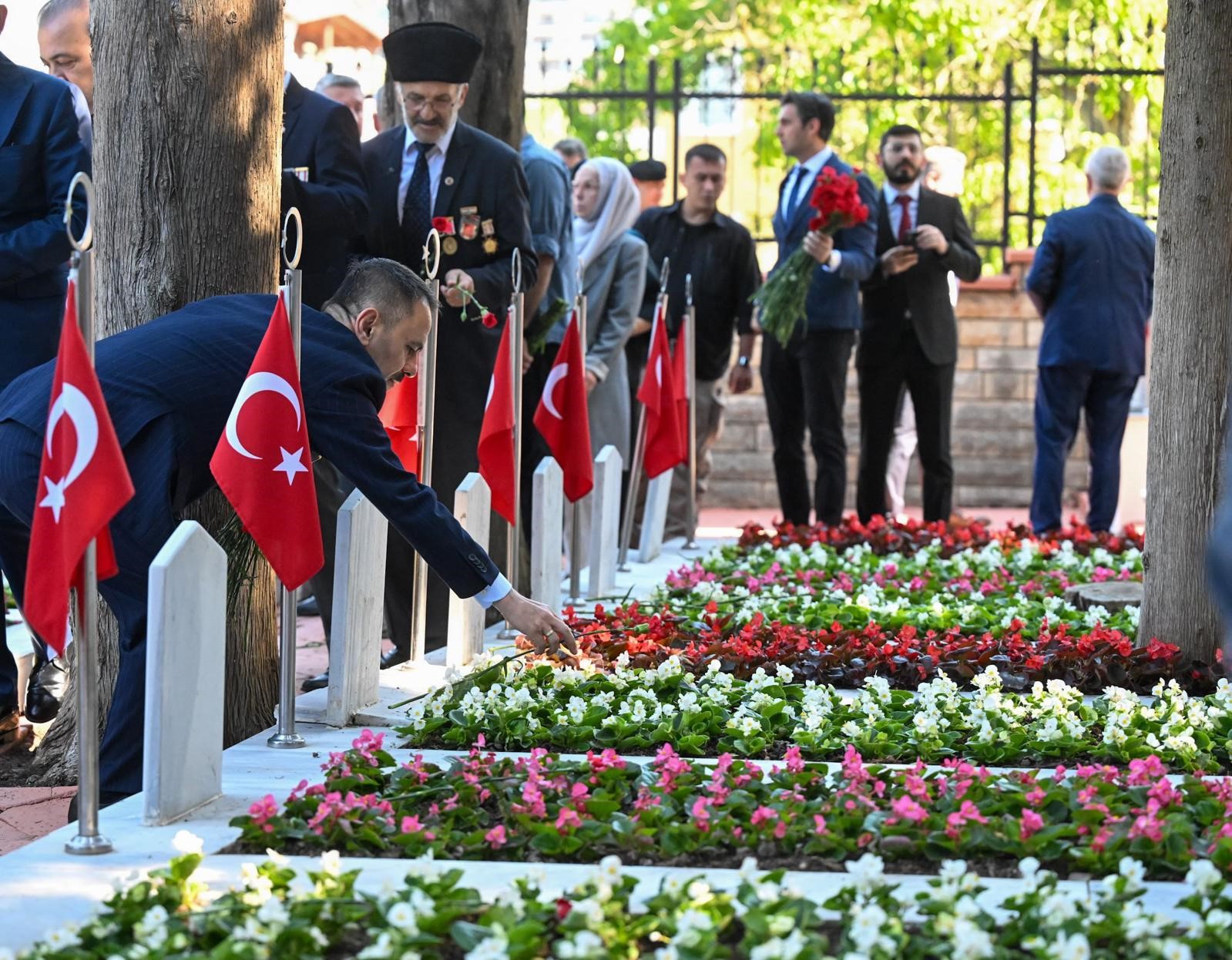 Şehitliklerde hüzünlü bayram