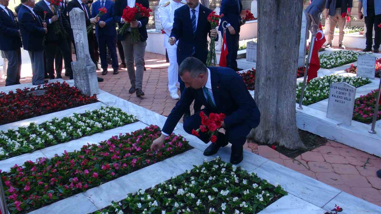 Şehitliklerde h&uuml;z&uuml;nl&uuml; bayram
