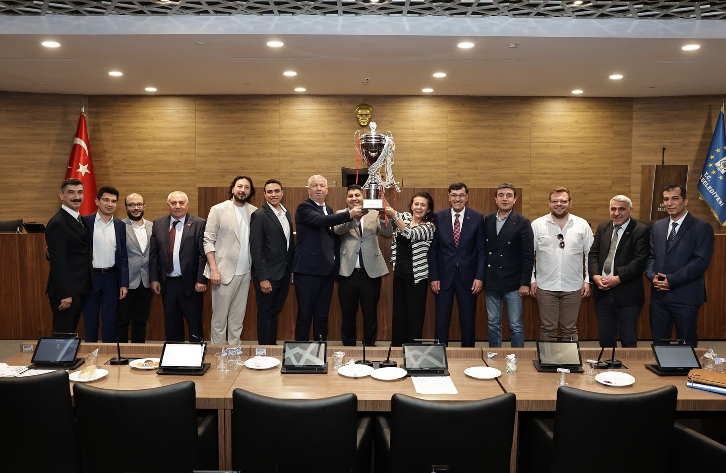 Belediye Meclisi’ne basketbol takımının şampiyonluğun simgesi olan kupa damgası vurdu