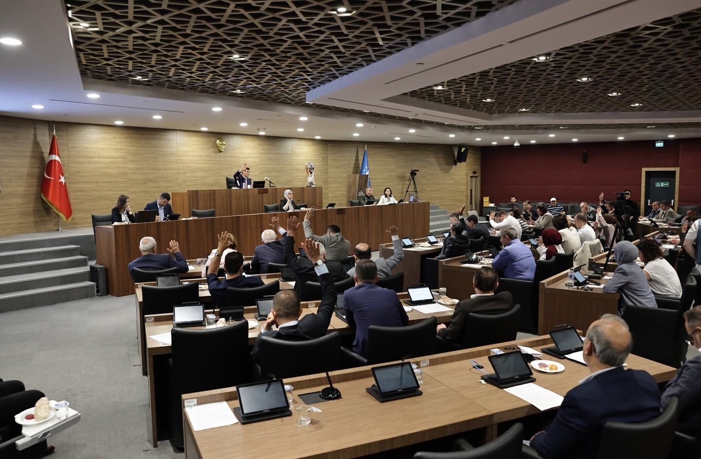 Belediye Meclisi&rsquo;ne basketbol takımının şampiyonluğun simgesi olan kupa damgası vurdu
