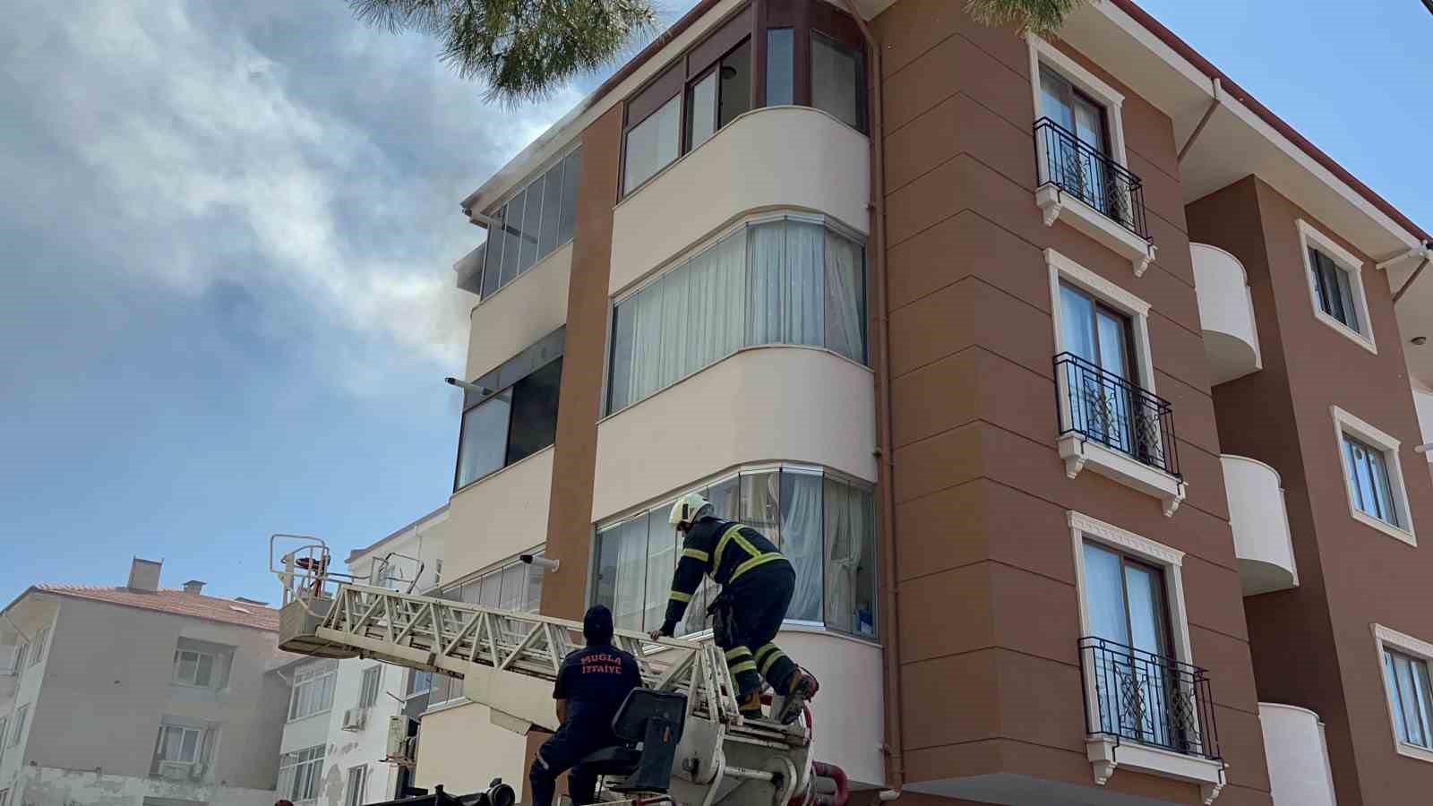 Muğla&rsquo;da ev yangını: Mahsur kalan 1 kişi kurtarıldı
