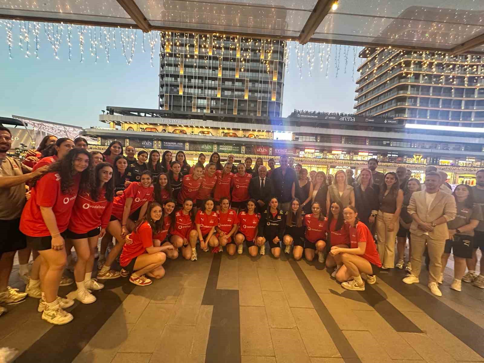 Eker Spor Kulübü’nden filenin genç sultanlarına moral yemeği