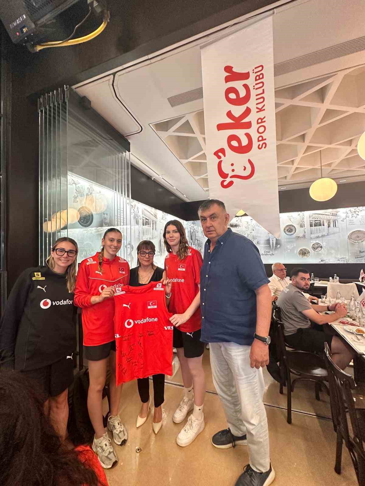 Eker Spor Kulübü’nden filenin genç sultanlarına moral yemeği
