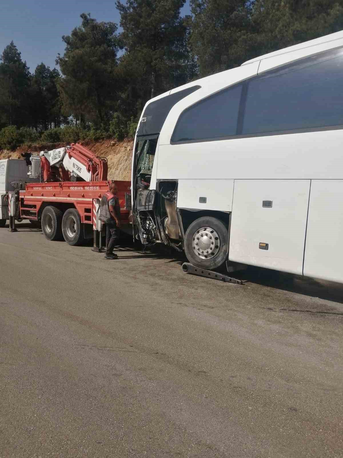 Burdur-Antalya yolunda ref&uuml;je &ccedil;ıkan yolcu otob&uuml;s&uuml; direğe &ccedil;arptı: 6 yaralı
