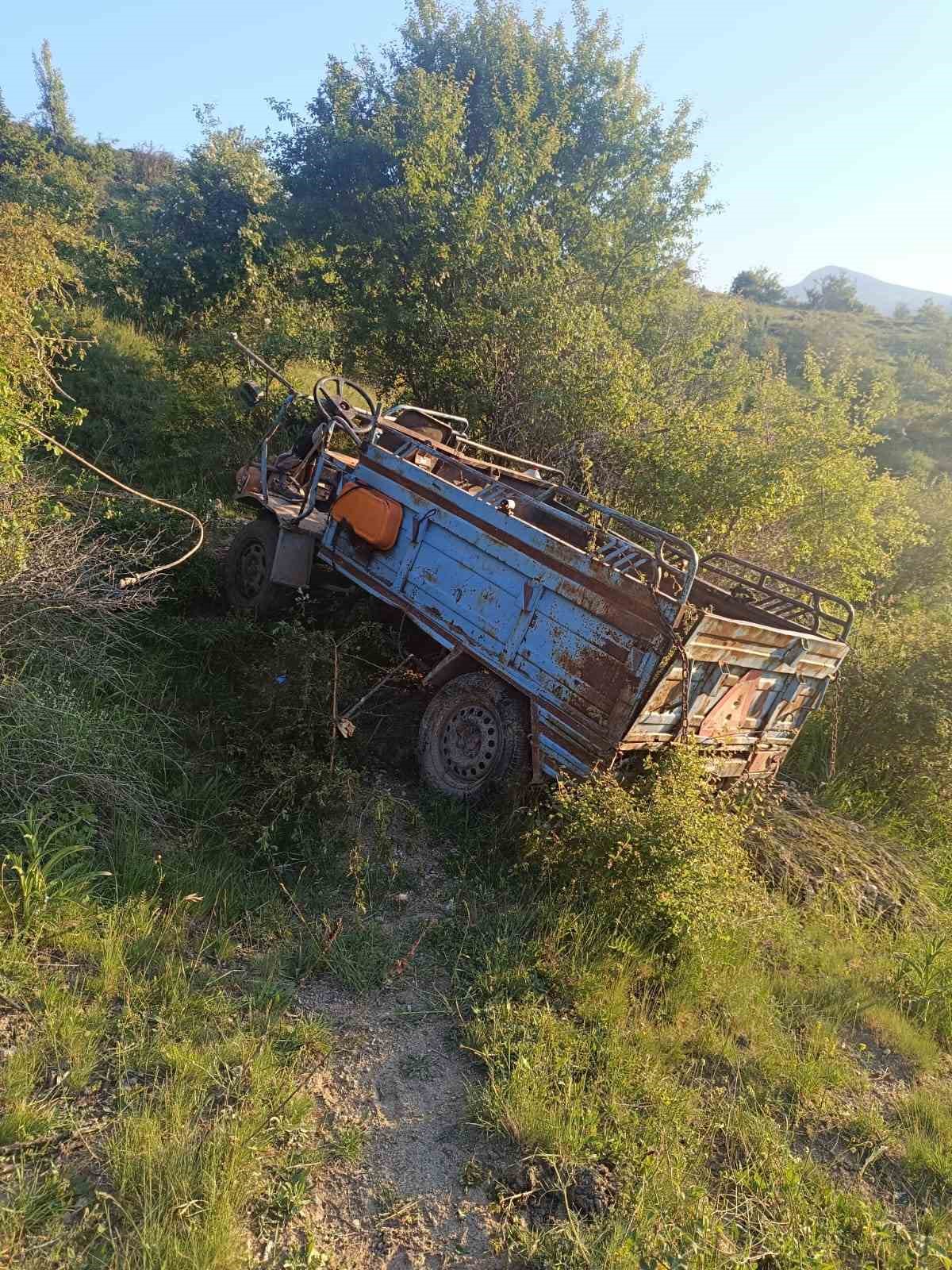 U&ccedil;urumdan aşağı d&uuml;şen patpatta 3 kişi yaralandı
