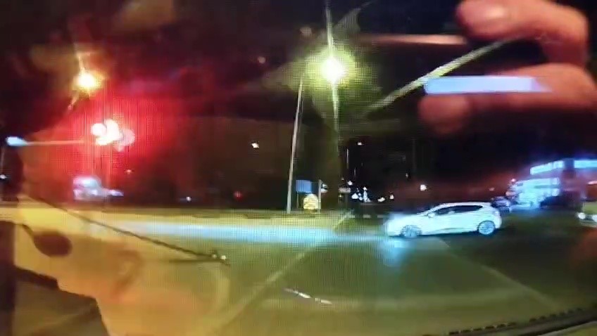 Kırmızı ışık ihlali yapan tur minib&uuml;s&uuml; otomobile &ccedil;arptı
