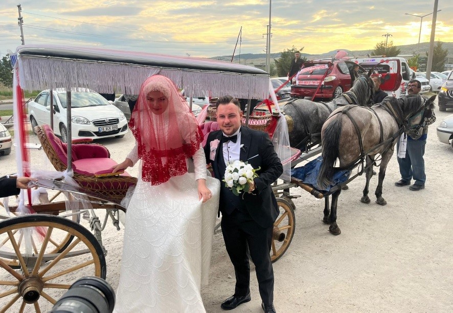 Salona faytonla geldiler, pastayı da motorlu testere ile kestiler
