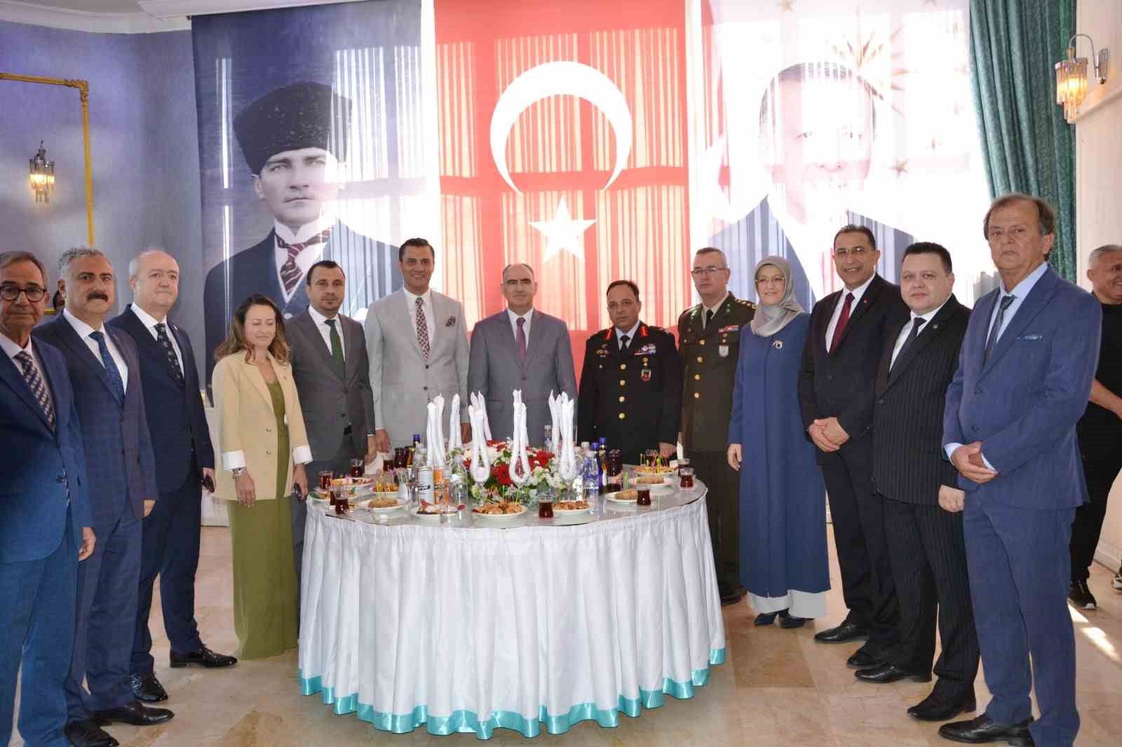 Manisa’da resmi bayramlaşma töreni yapıldı