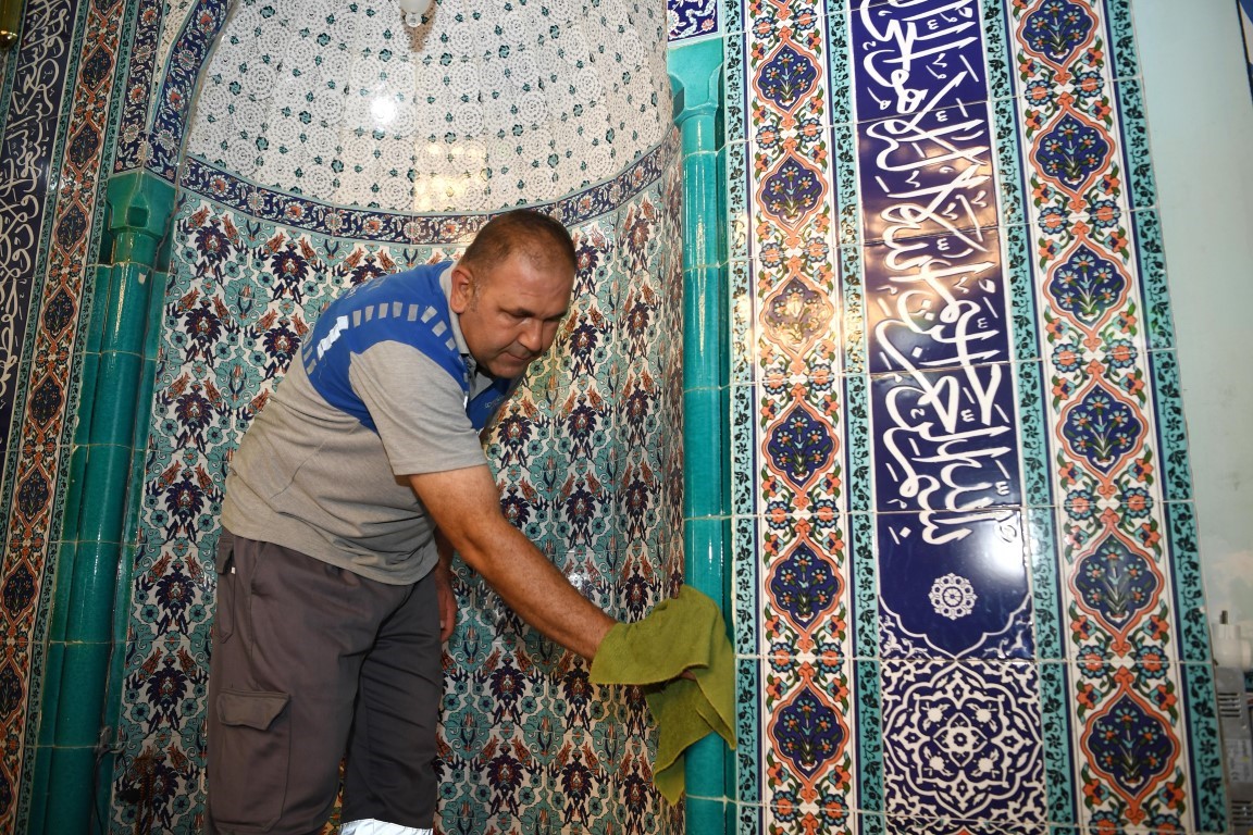 Konyaaltı’nda bayram öncesi ibadethaneler temizlendi