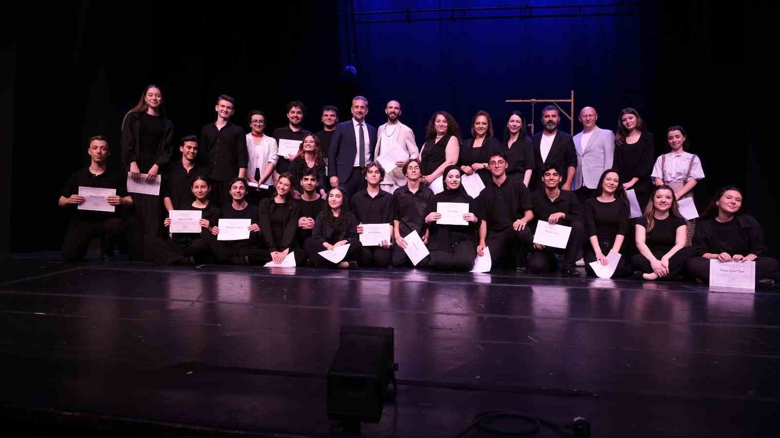 Bursa Devlet Tiyatrosu’nun kursiyerleri sahnede mezun oldu