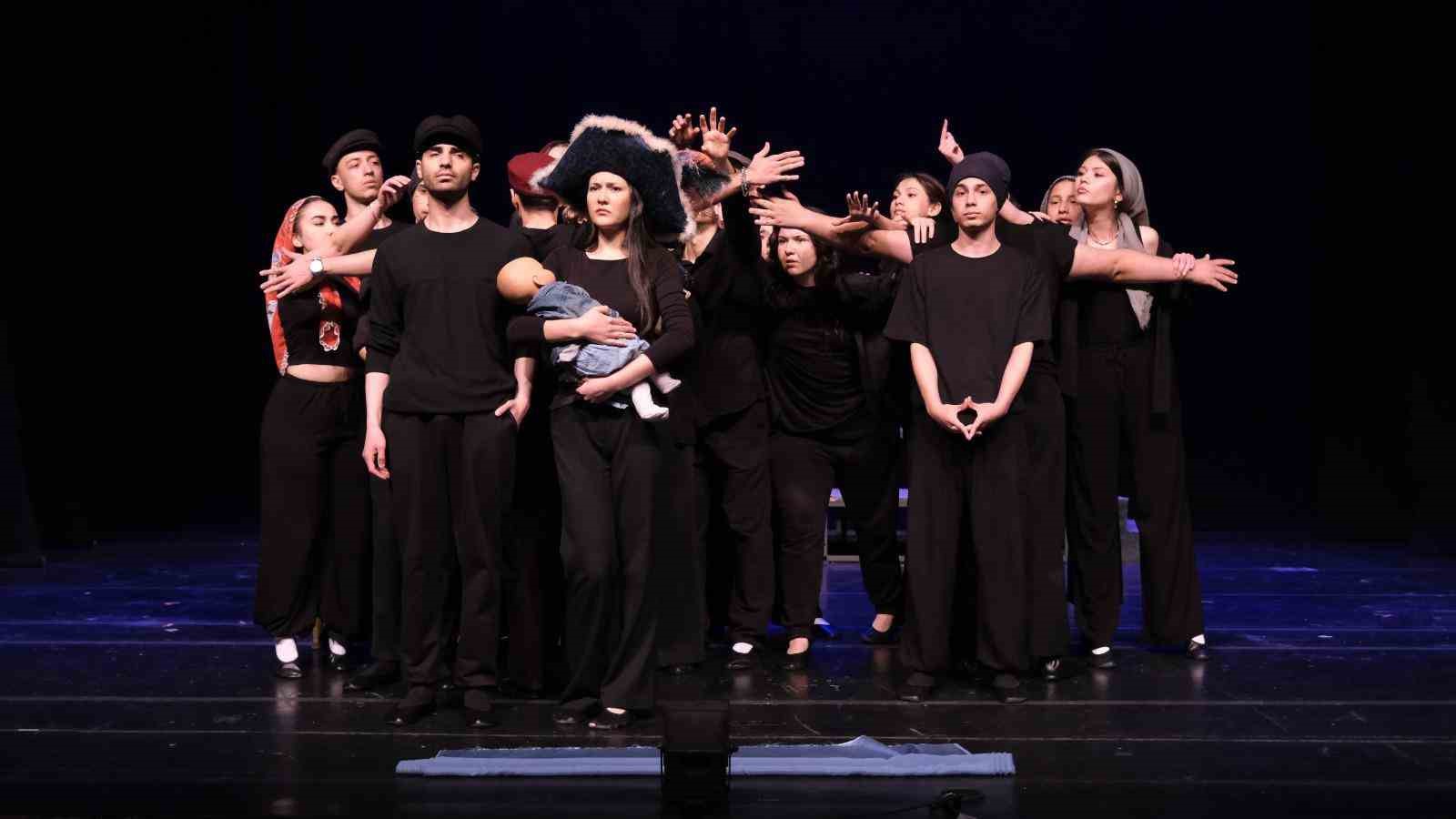 Bursa Devlet Tiyatrosu’nun kursiyerleri sahnede mezun oldu