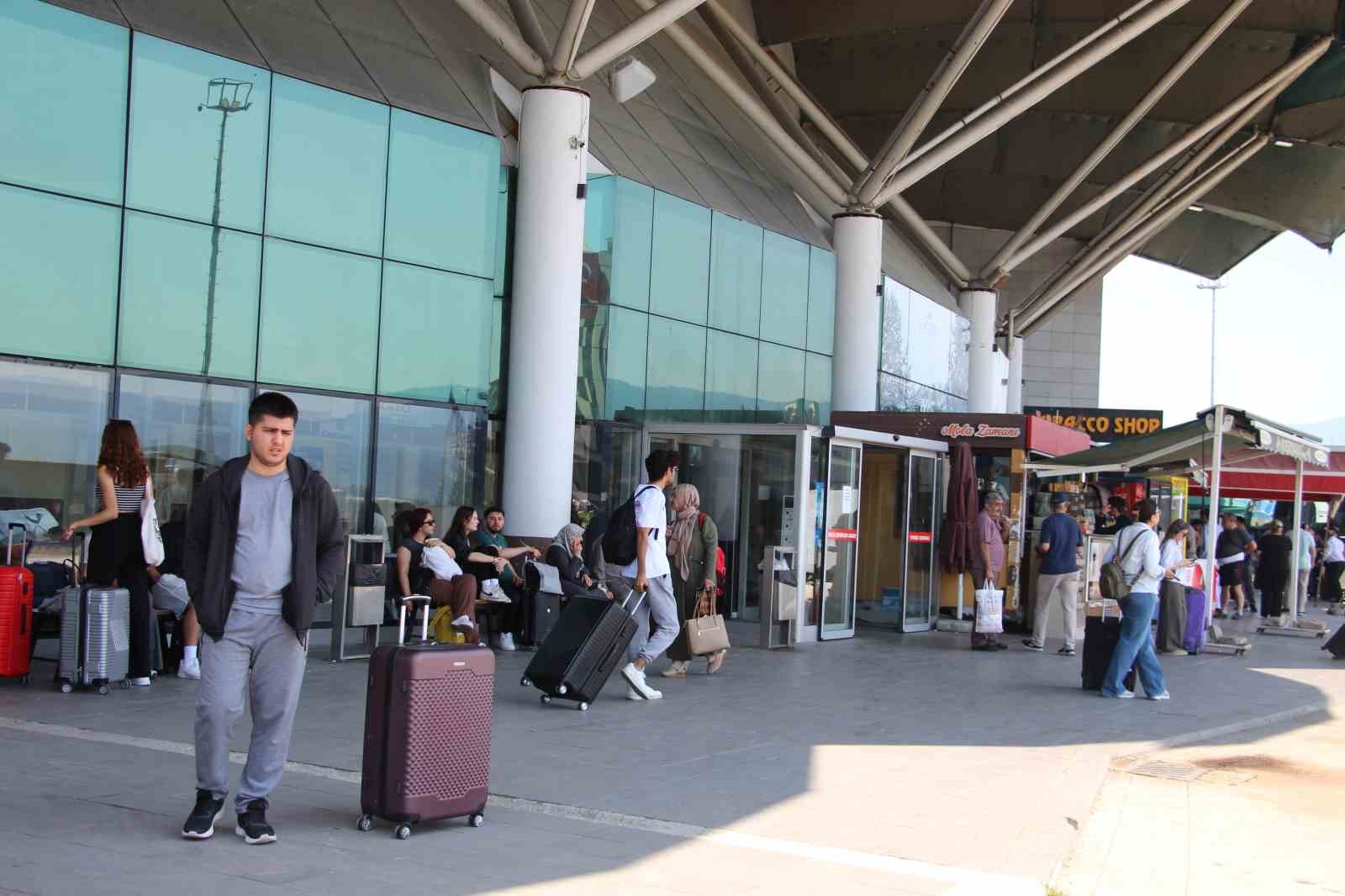 Otogarda bayram yoğunluğu başladı: