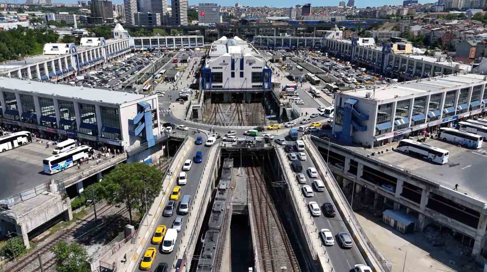 Büyük İstanbul Otogarı’ndaki bayram yoğunluğu drone kamerasında