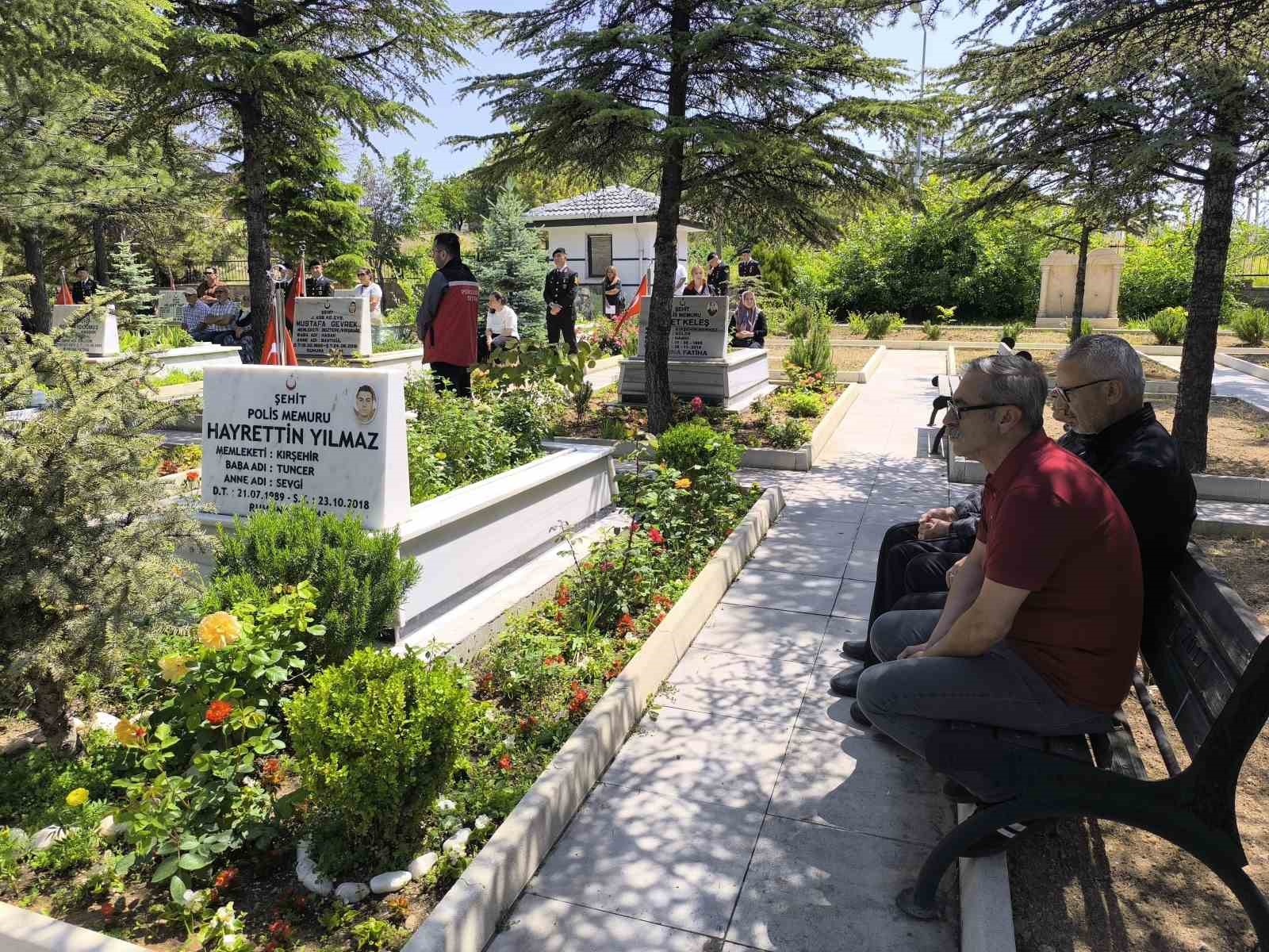 Kırşehir&rsquo;de şehitlikte duygusal anlar
