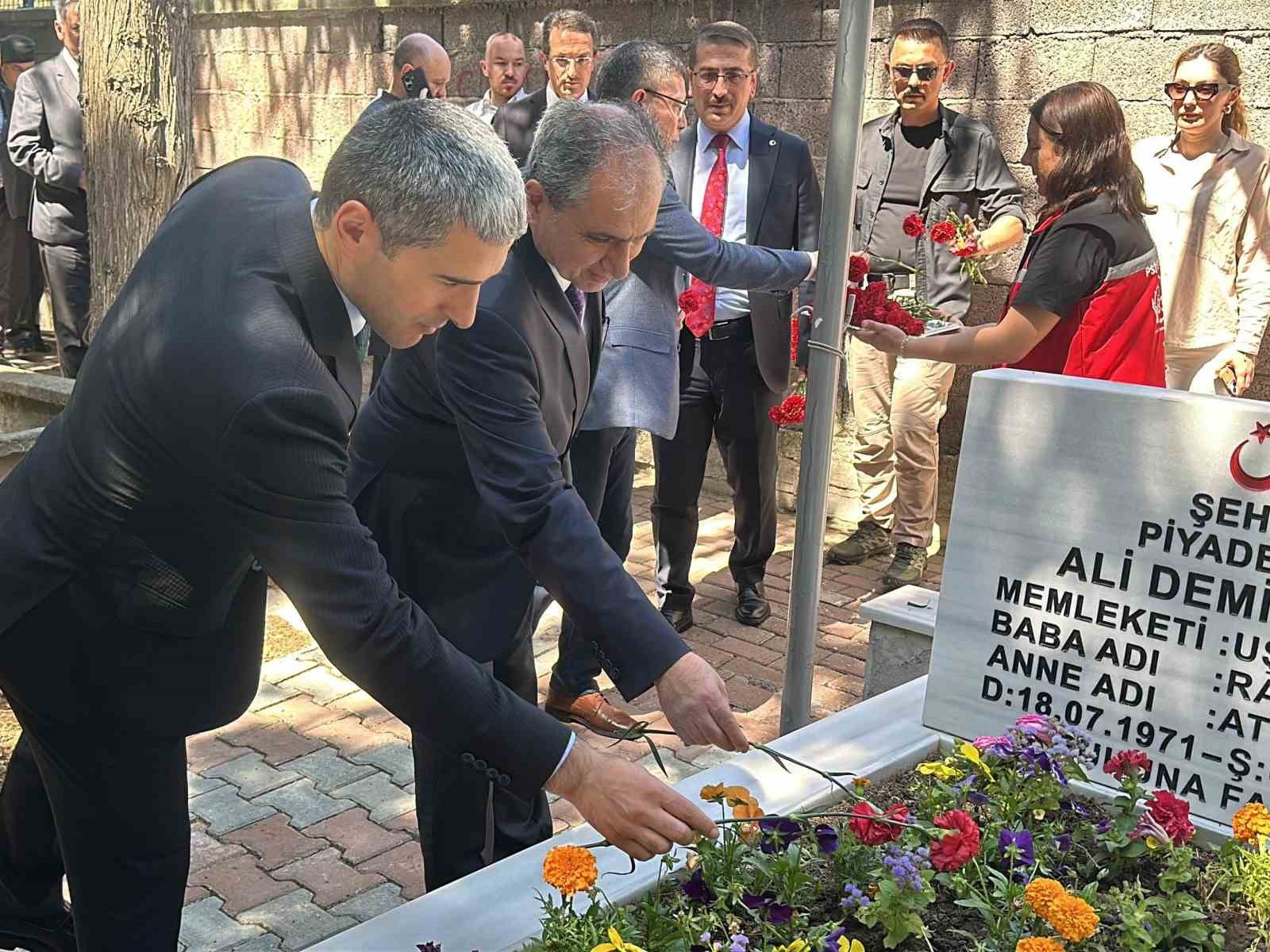 Uşak’ta bayram arifesinde şehitler unutulmadı
