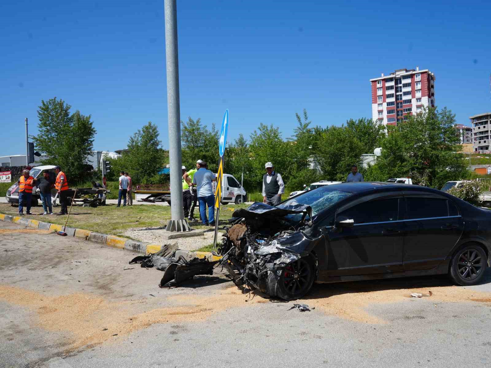 Kastamonu’da kamyonet ile otomobil çarpıştı: 3 yaralı