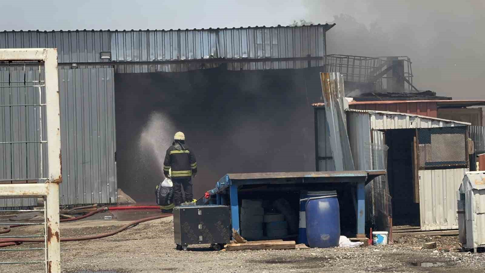 Palet fabrikasındaki yangına müdahale sürüyor