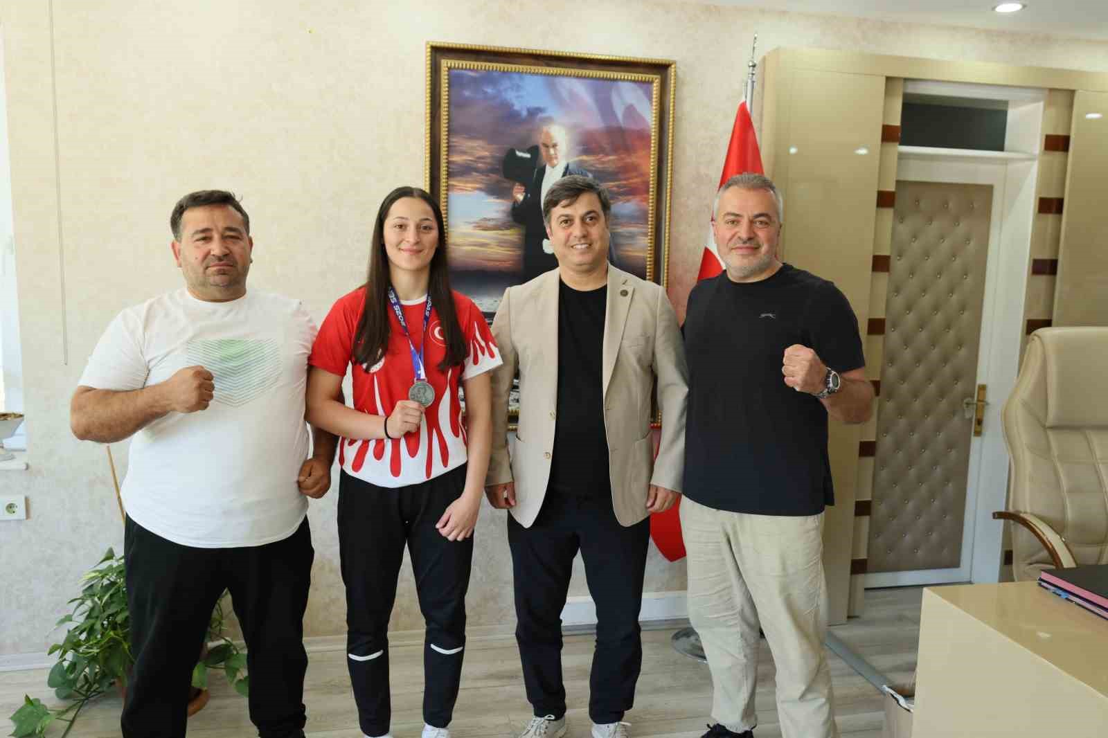 Dünya ikincisi Cemile Aykoç’a tebrik ve ödül