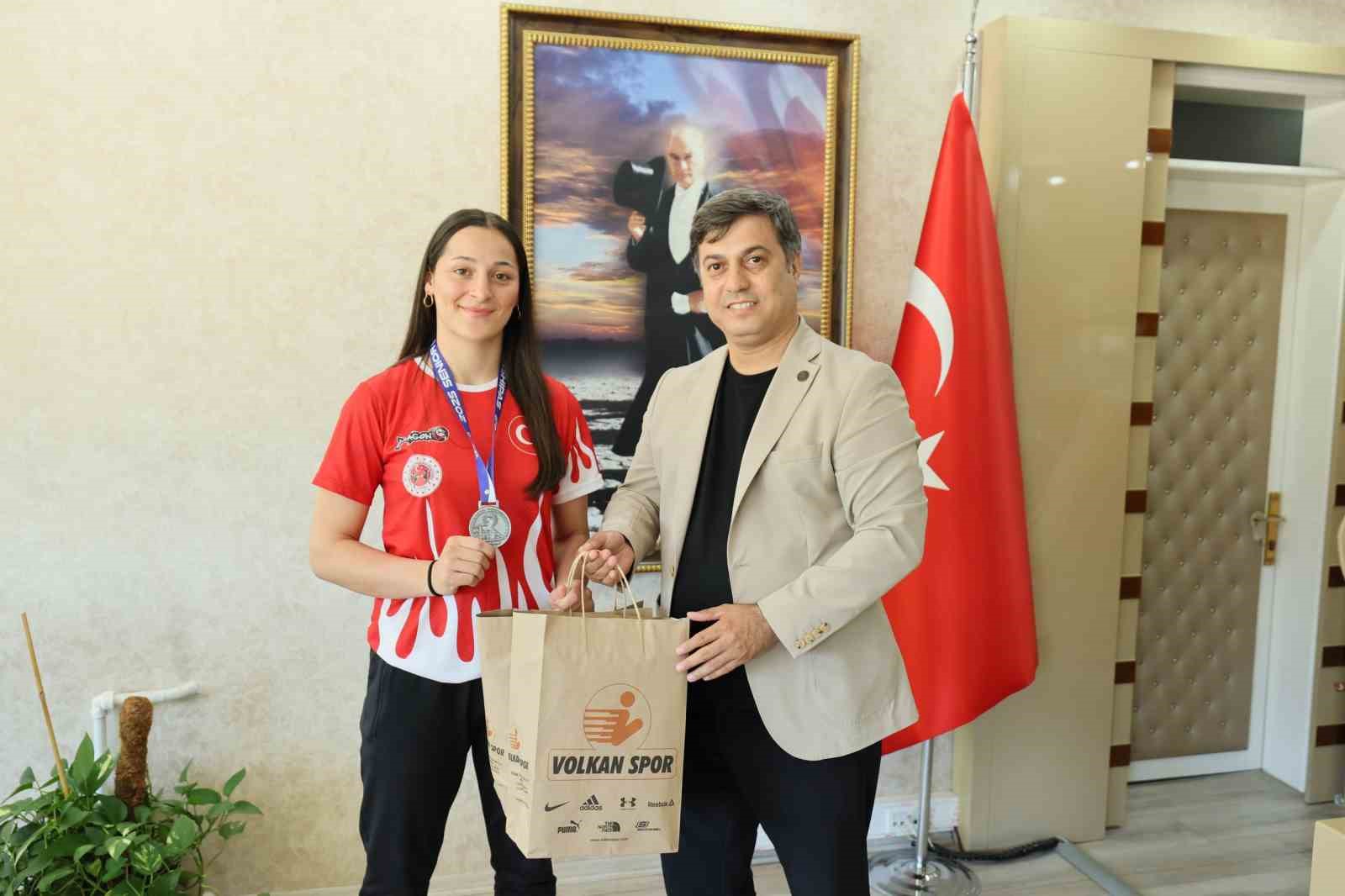 D&uuml;nya ikincisi Cemile Ayko&ccedil;&rsquo;a tebrik ve &ouml;d&uuml;l
