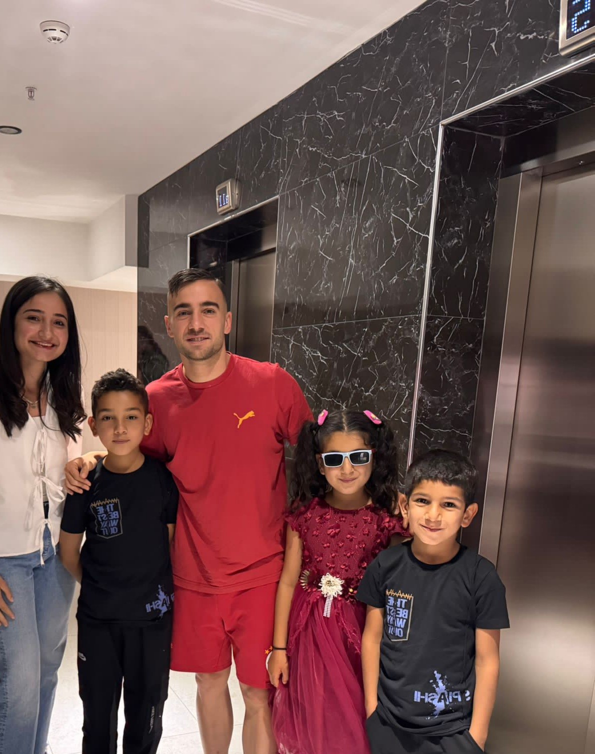 Yunus Akgün, köy okulundaki öğrencileri gönderdiği formalarla sevindirdi