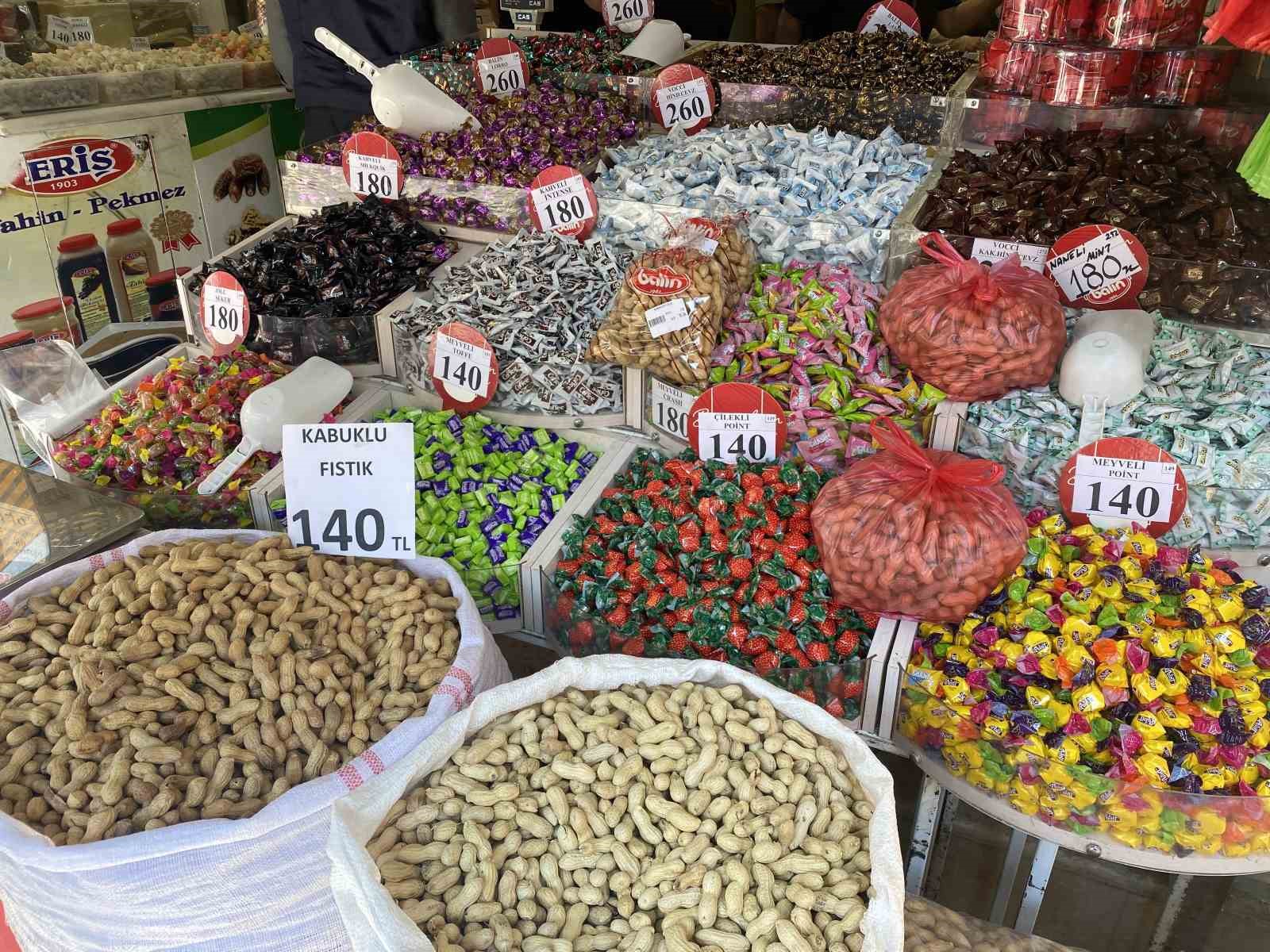 Kurban Bayramı’na bir gün kala kuruyemişçilerin işleri yoğunlaştı