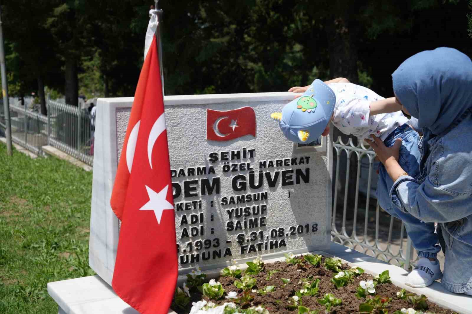 Mezarlıklarda Arefe yoğunluğu, şehitliklerde hüzün