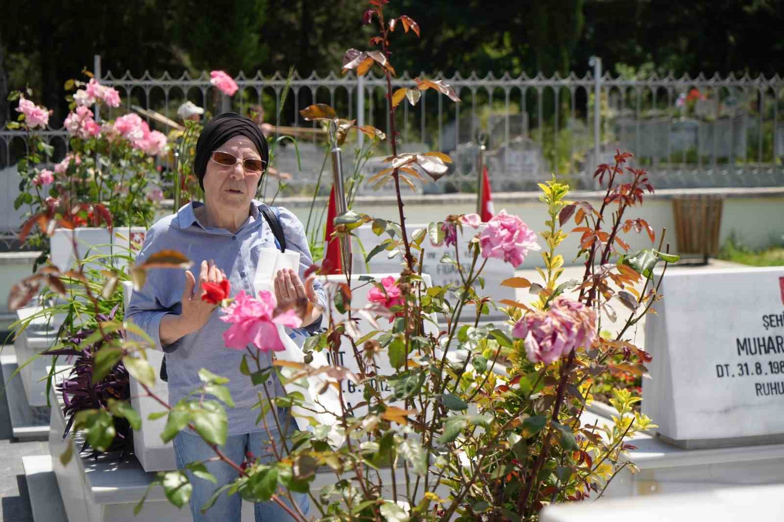Mezarlıklarda Arefe yoğunluğu, şehitliklerde h&uuml;z&uuml;n
