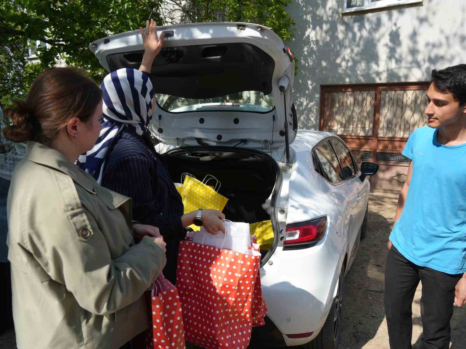 &Uuml;niversite &ouml;ğrencilerinden &ouml;zel bireyler ve aileleri i&ccedil;in bayram &ouml;ncesinde anlamlı proje
