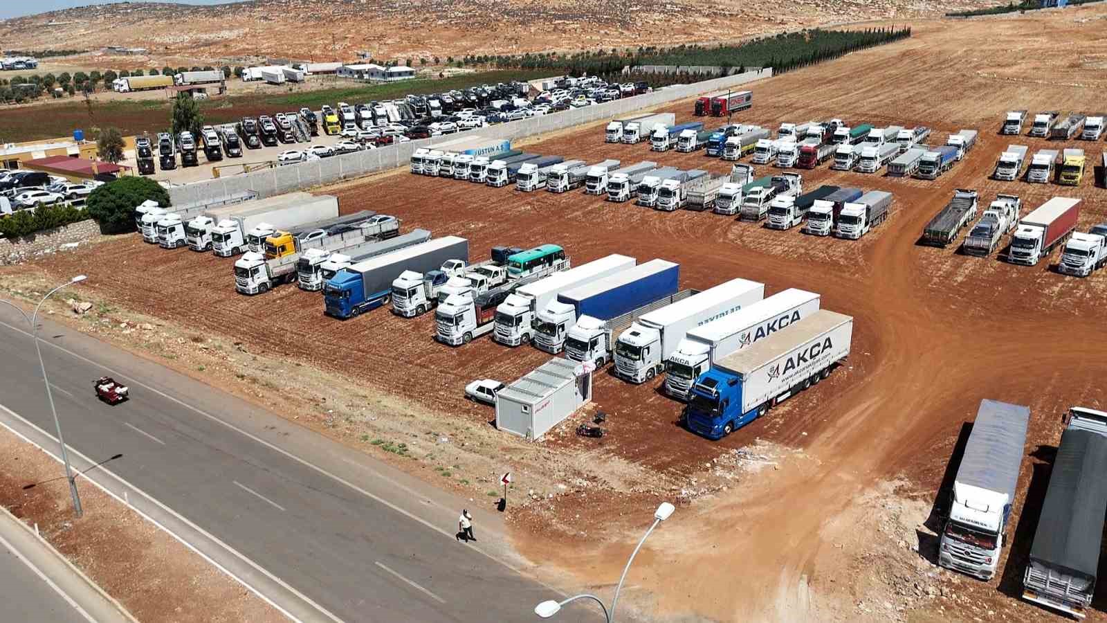 Cilvegözü’nde tırların bayram öncesi yoğunluğu devam ediyor
